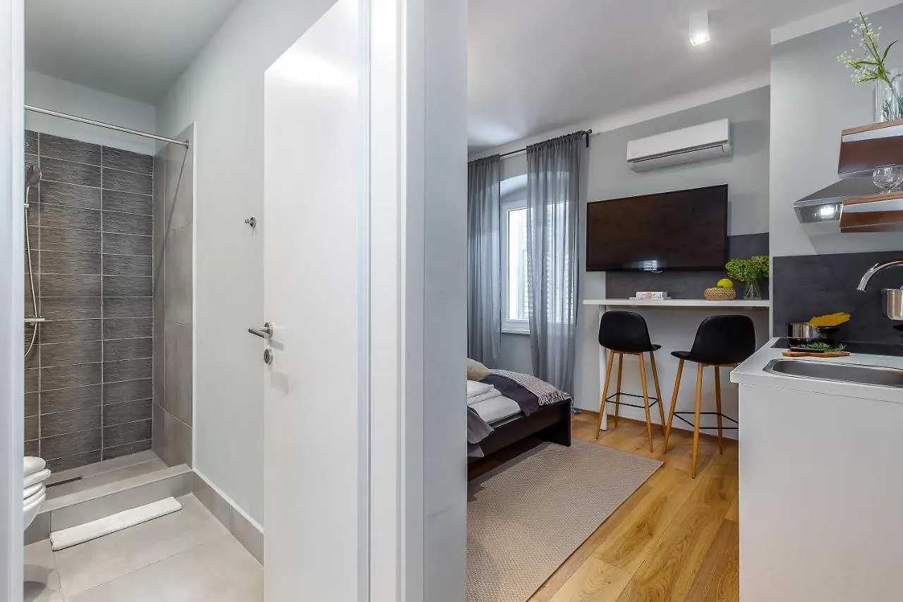 Adria Square Studios Rijeka 0*,  Kroatien