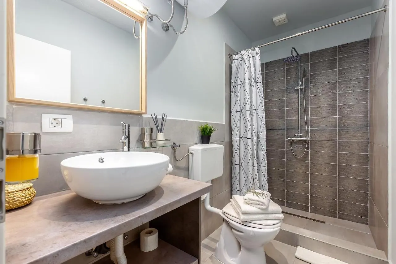 Adria Square Studios Rijeka 0*,