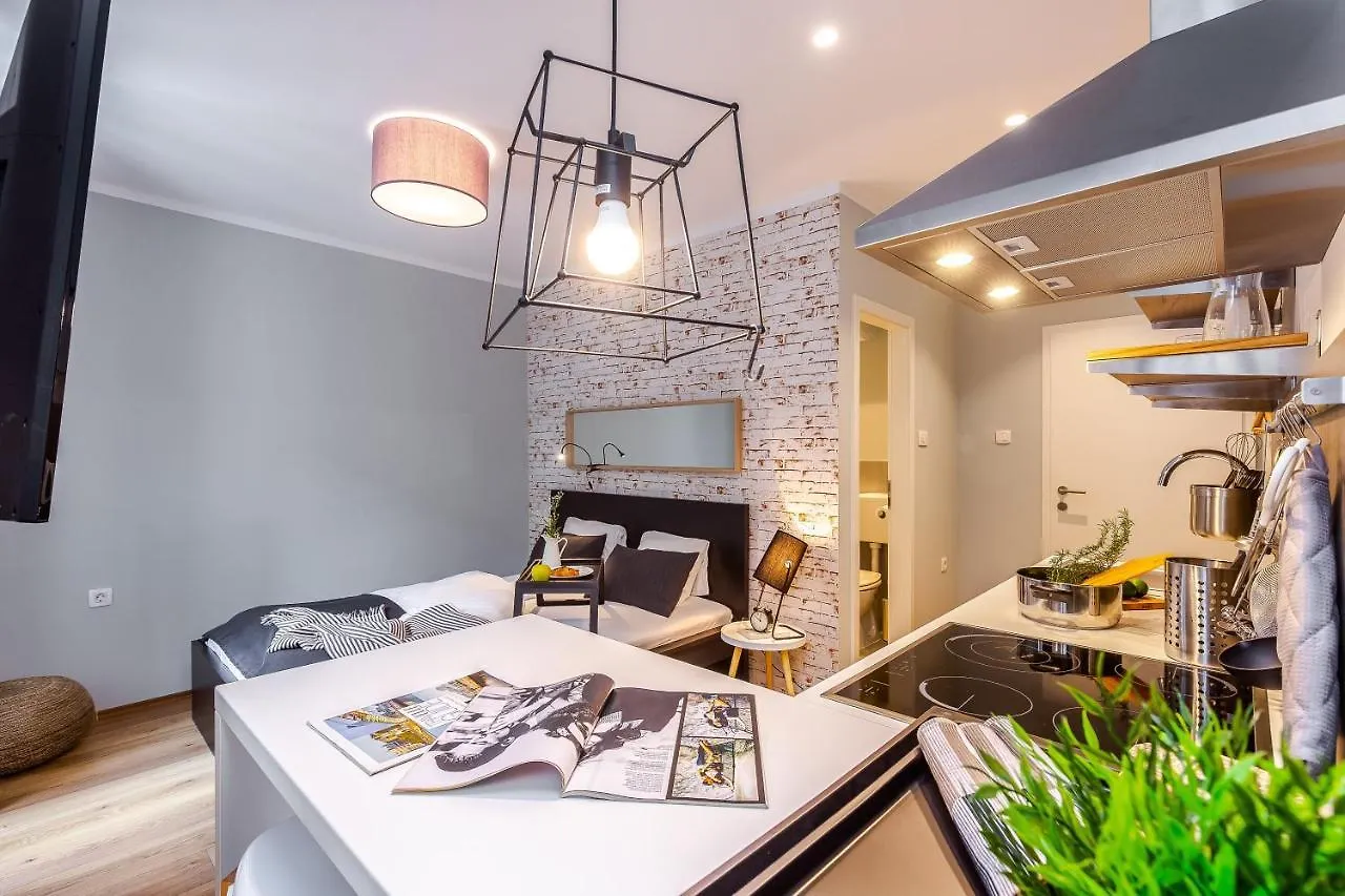 Adria Square Studios Rijeka 0*,